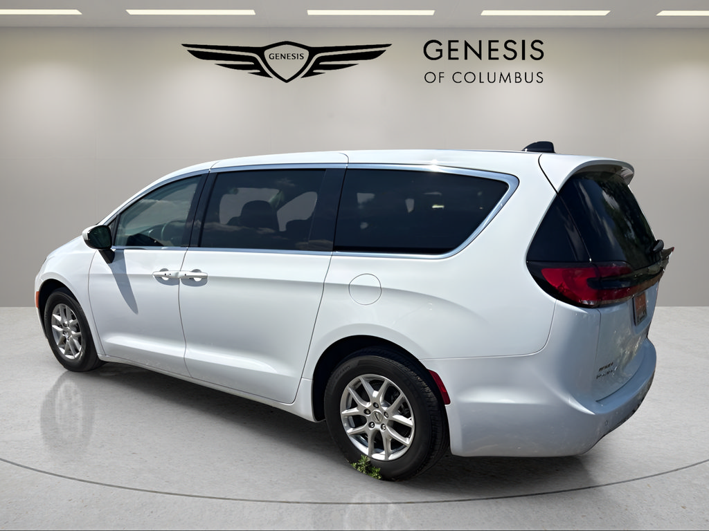 Used 2023 Chrysler Pacifica Touring-L FWD image 3