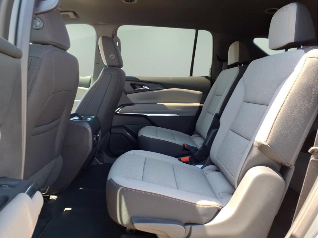 Used 2025 Chevrolet Traverse LT FWD image 16