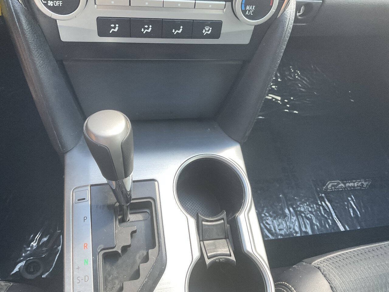 Used 2014 Toyota Camry SE FWD image 17