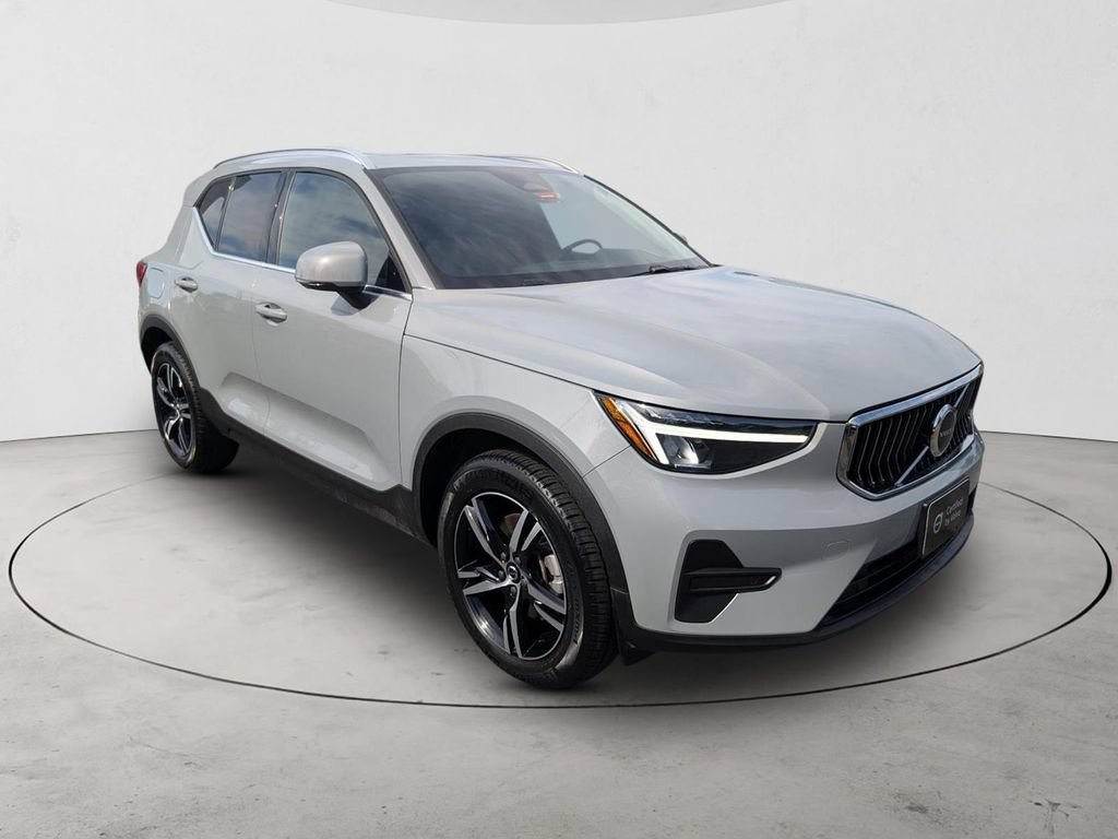 Certified 2025 Volvo XC40 B5 Plus AWD/4WD image 3