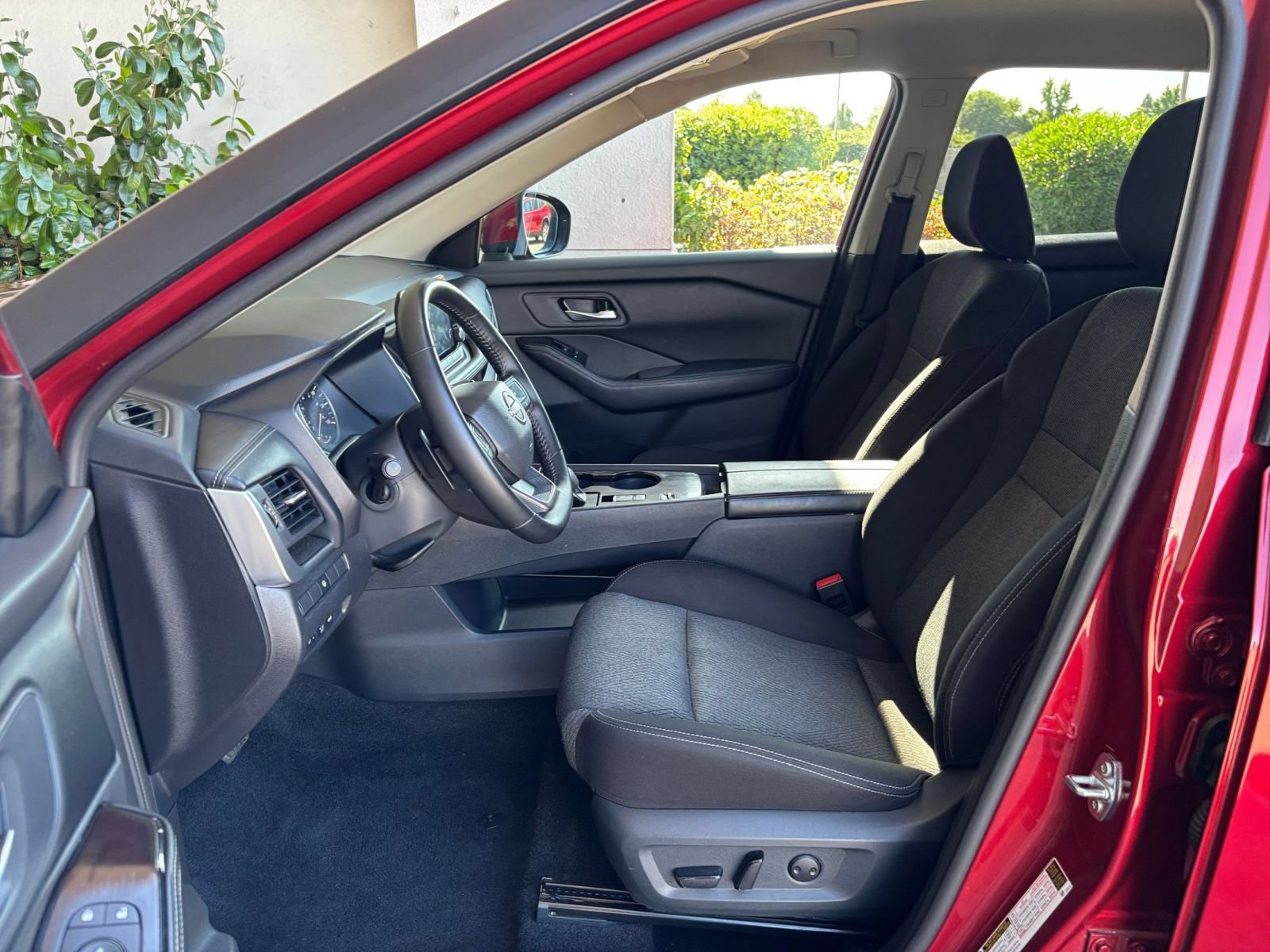Used 2025 Nissan Rogue SV FWD image 29