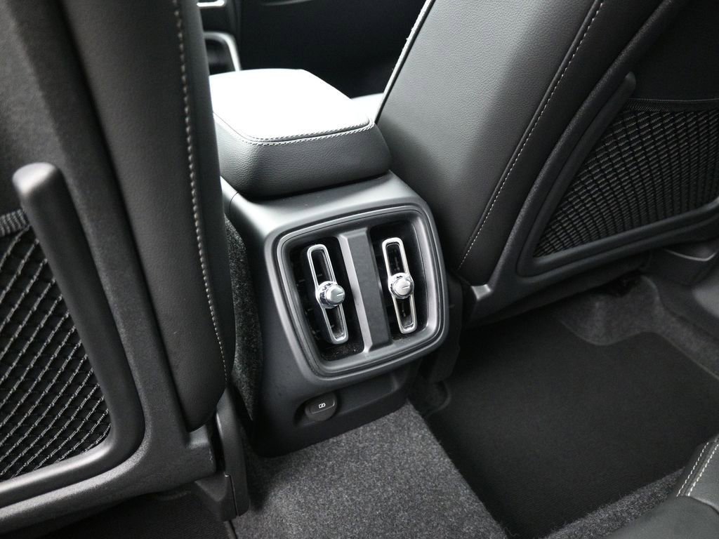 Used 2025 Volvo XC40 B5 Plus image 23