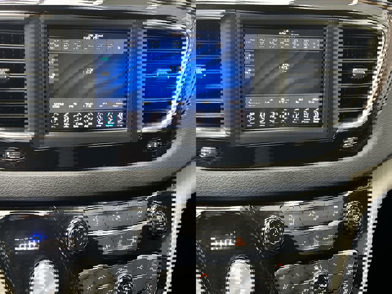 Used 2021 Chrysler Voyager L image 15