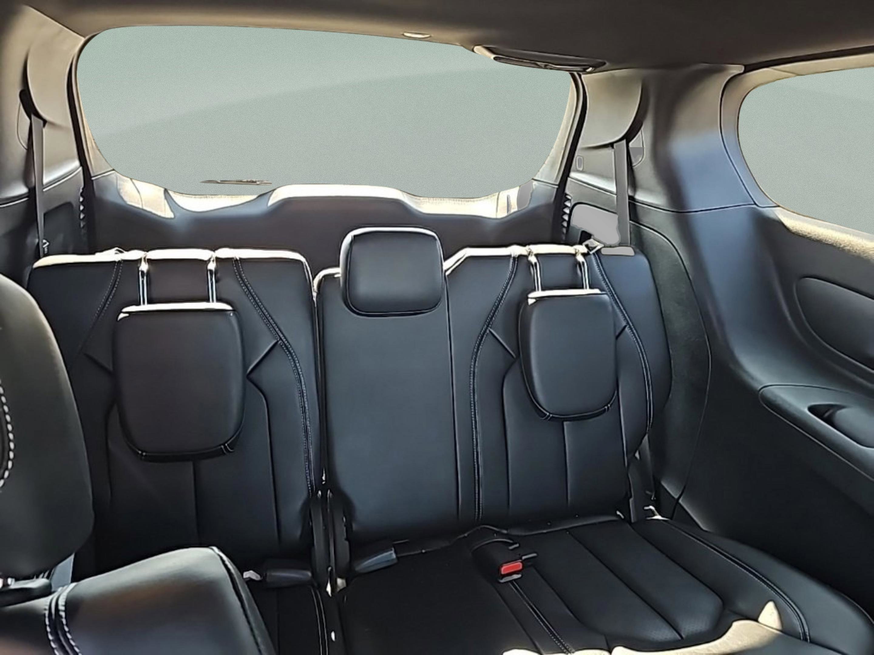 Used 2026 Chrysler Pacifica Select image 32