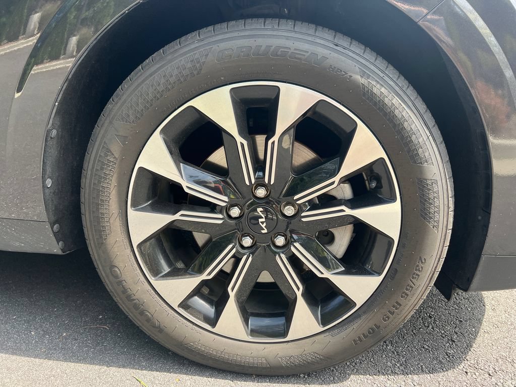 Used 2024 Kia Carnival EX FWD image 12