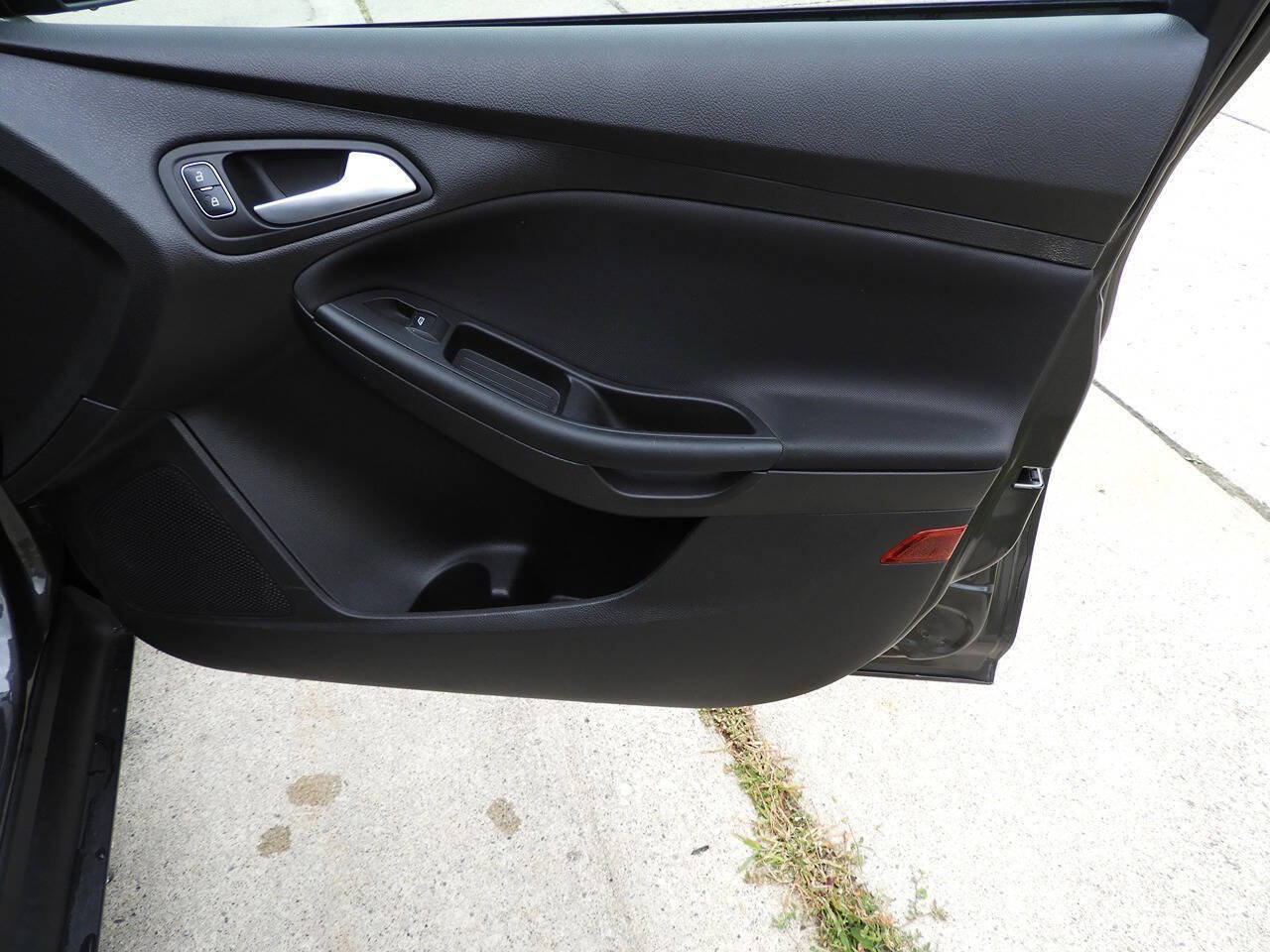 Used 2017 Ford Focus SE FWD image 33