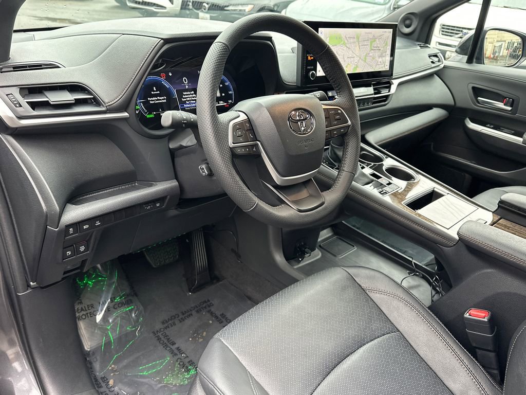 Used 2025 Toyota Sienna Limited image 21