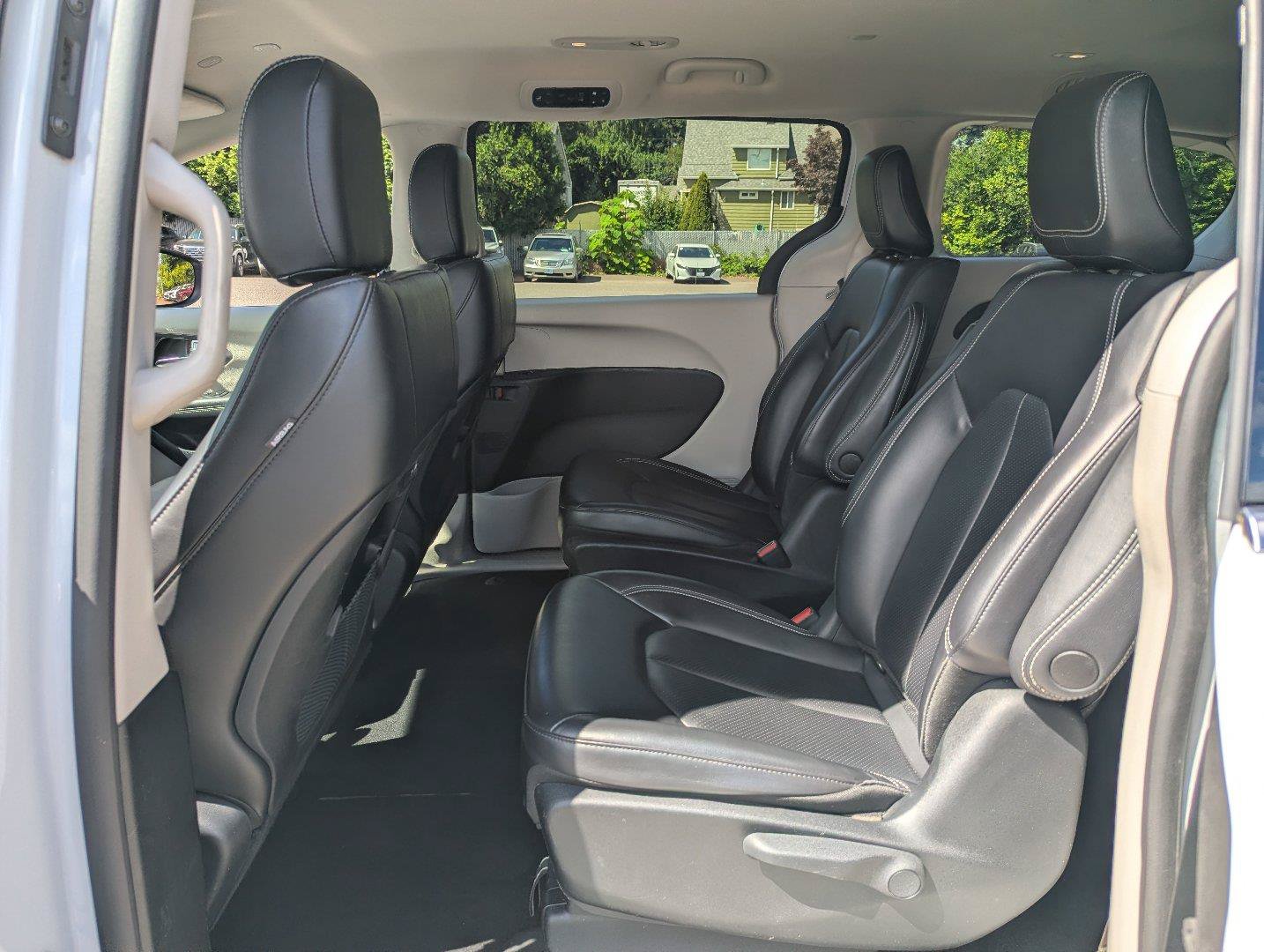 Used 2023 Chrysler Pacifica Touring-L FWD image 29