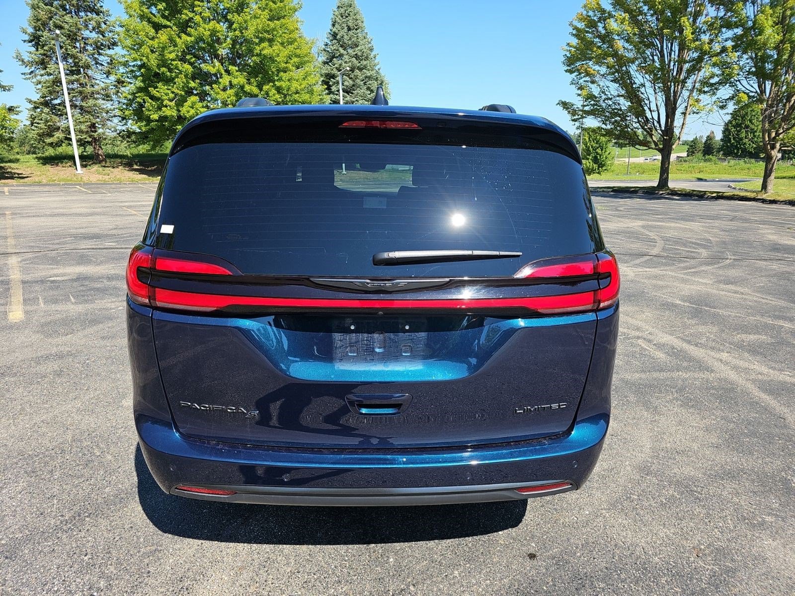 Used 2025 Chrysler Pacifica Limited FWD image 5