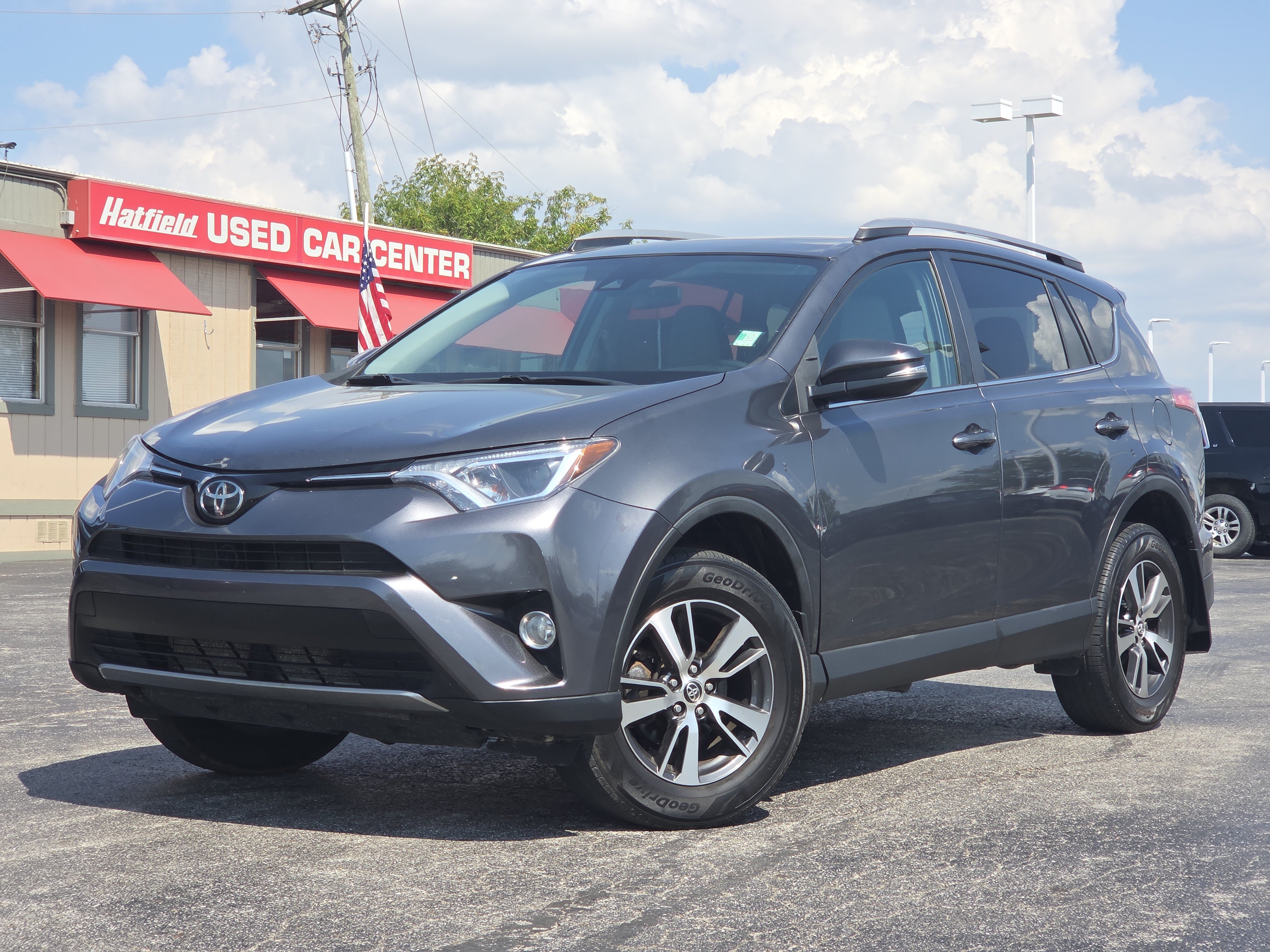 Used 2018 Toyota RAV4 XLE AWD/4WD image 1