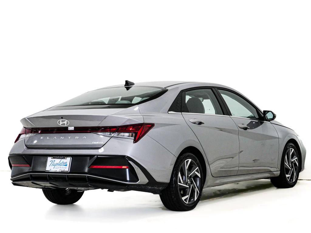 Used 2025 Hyundai Elantra Limited FWD image 7