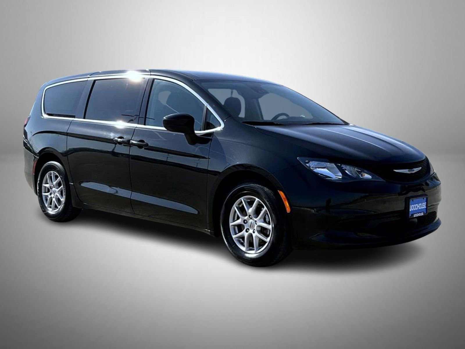 Used 2023 Chrysler Voyager LX image 3