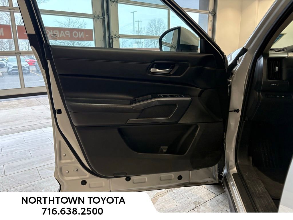 Used 2023 Nissan Pathfinder SL w/ Black Appearance Package image 31