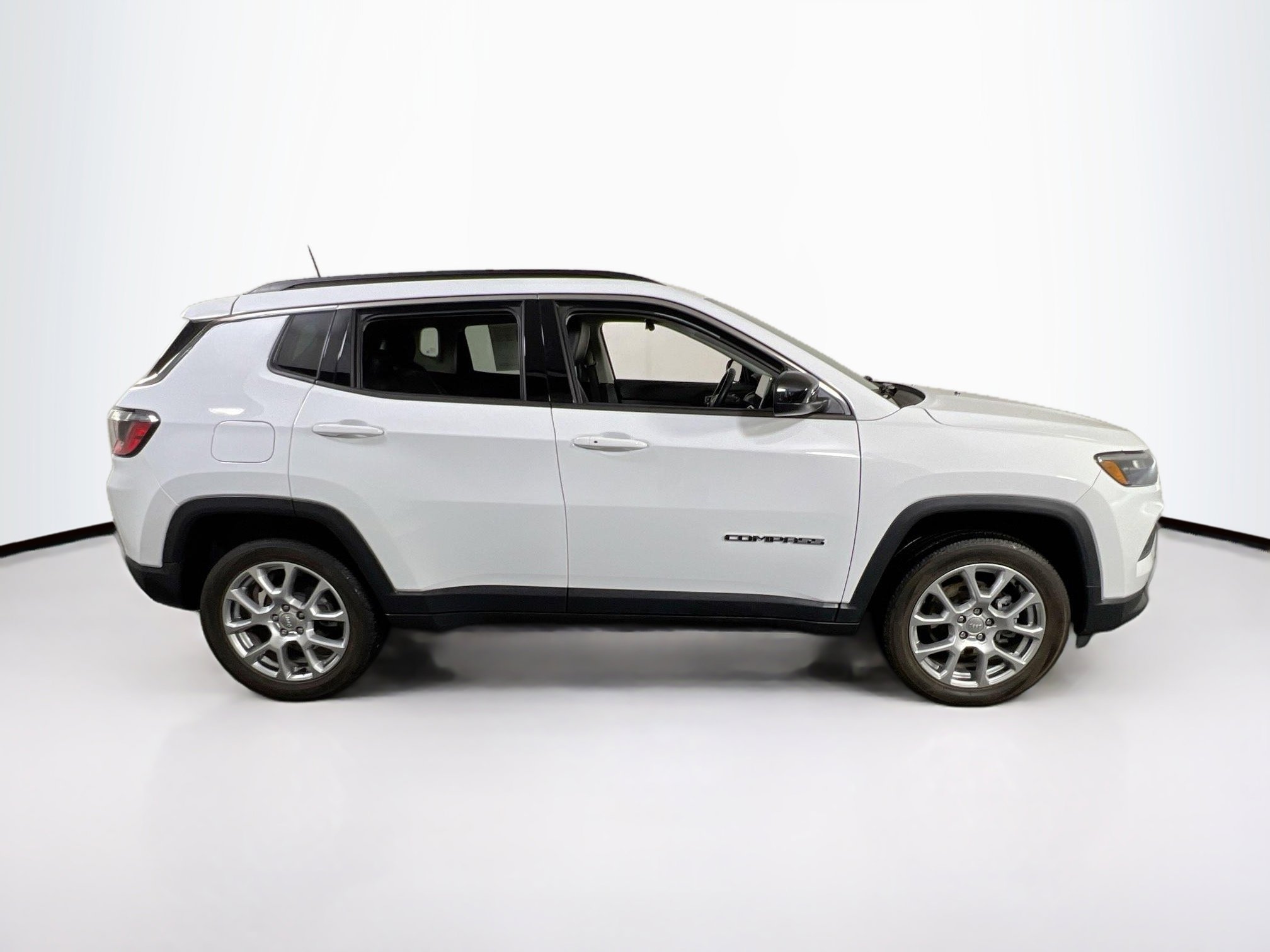 Used 2022 Jeep Compass Latitude w/ Sun and Sound Group AWD/4WD image 4