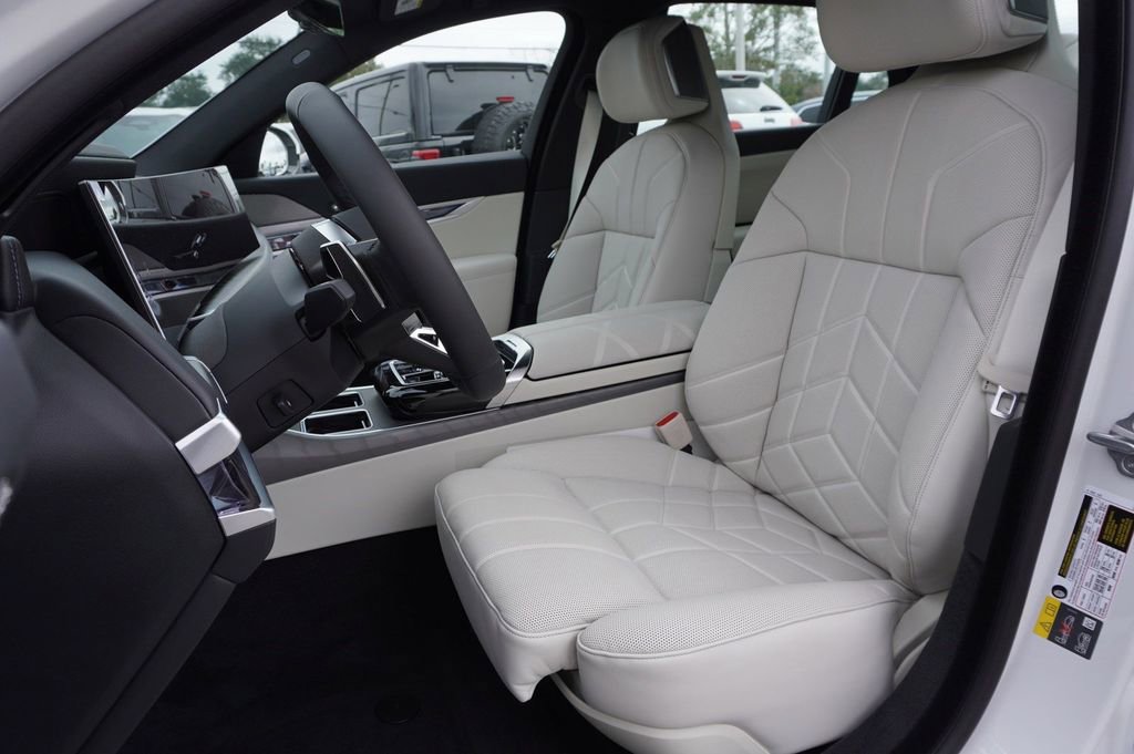 New 2024 BMW i7 xDrive60 image 18