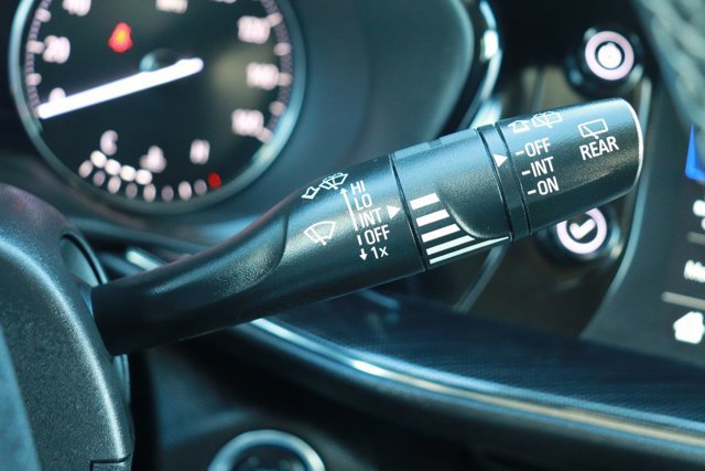 Used 2023 Buick Envision Essence image 25