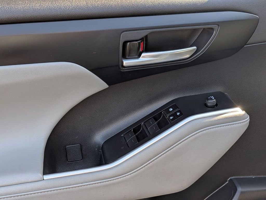 Used 2022 Toyota Highlander XLE AWD/4WD image 14