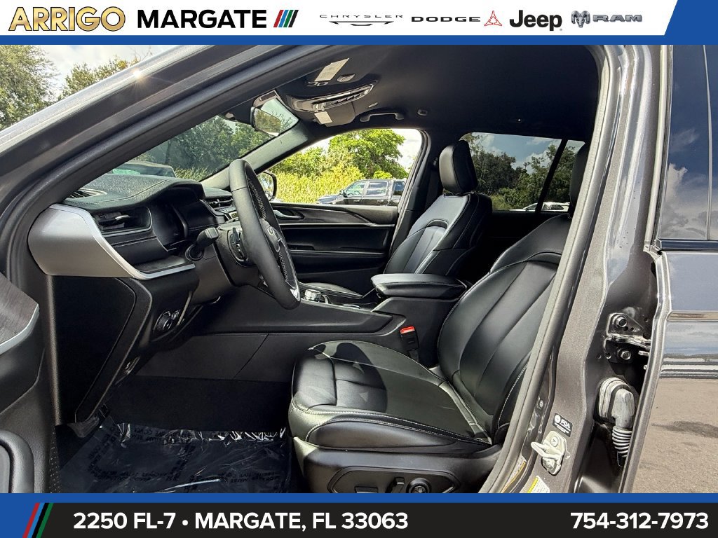 Certified 2025 Jeep Grand Cherokee Limited w/ Black Appearance Package RWD image 9