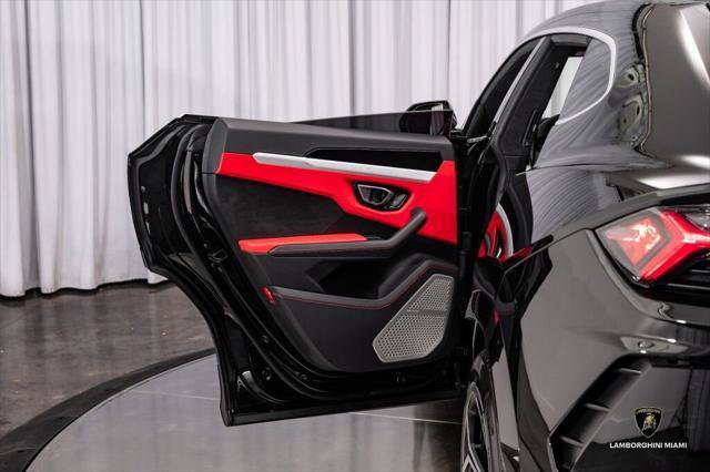 Used 2021 Lamborghini Urus AWD/4WD image 43