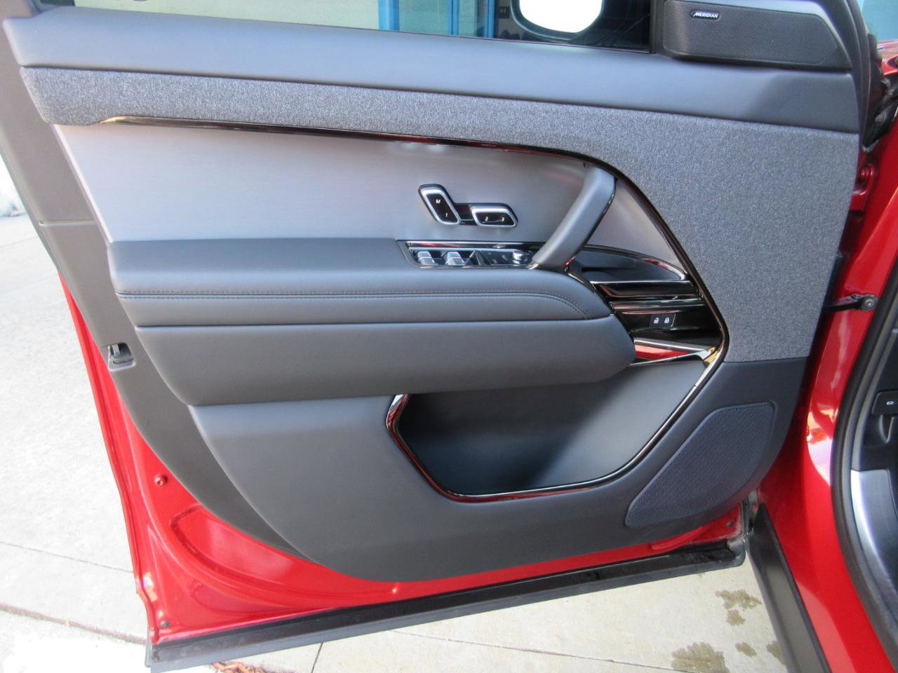 Used 2024 Land Rover Range Rover Sport SE AWD/4WD image 5