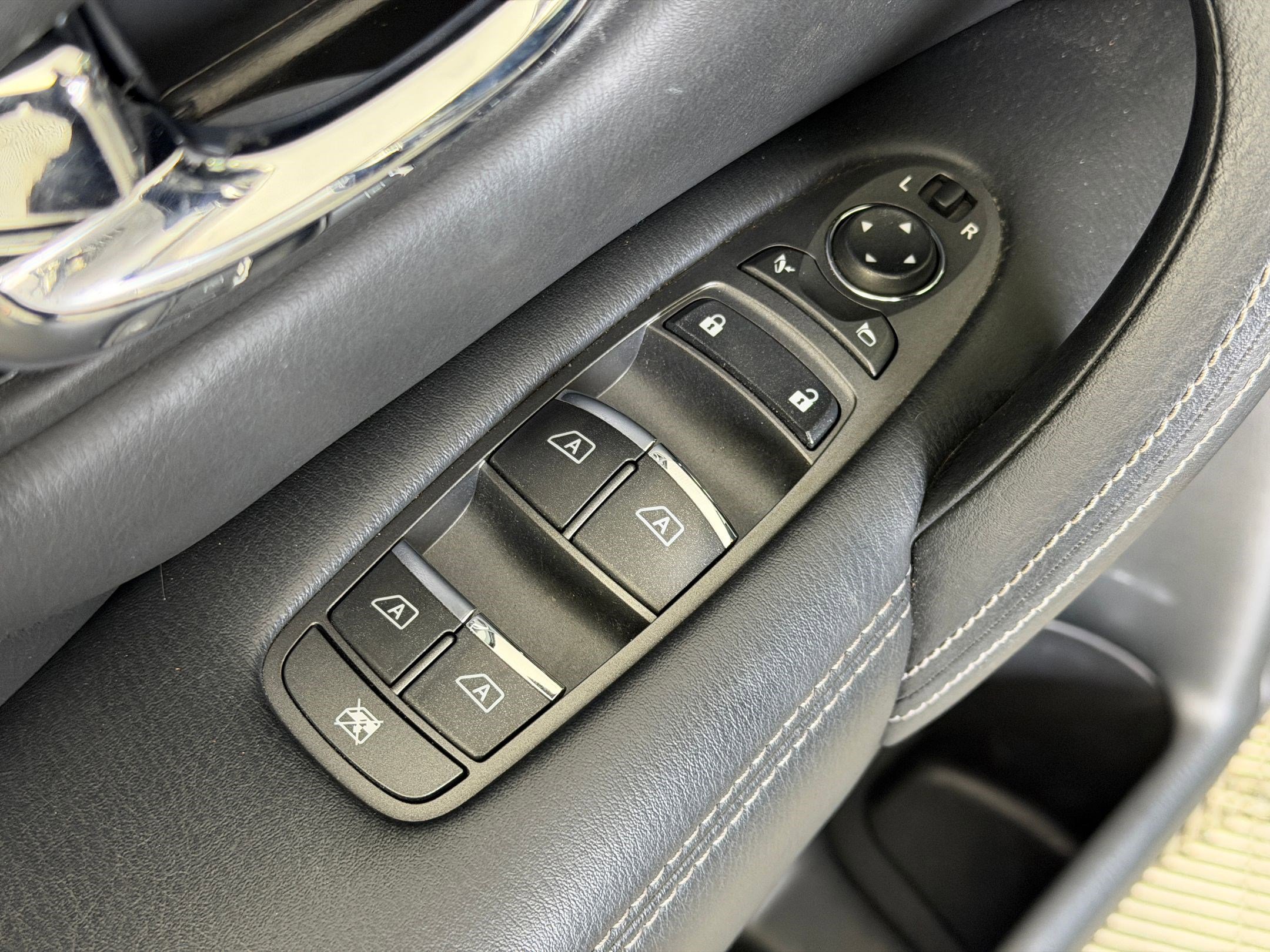 Used 2017 INFINITI QX80 2WD w/ Deluxe Technology Package image 12