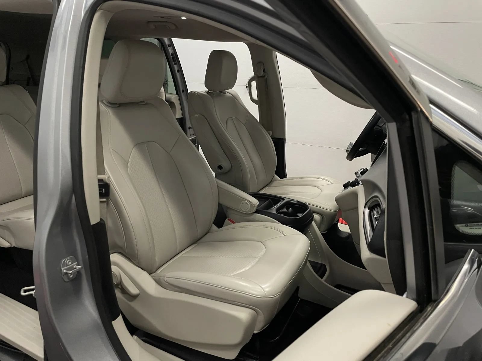Used 2021 Chrysler Voyager Lxi FWD image 42