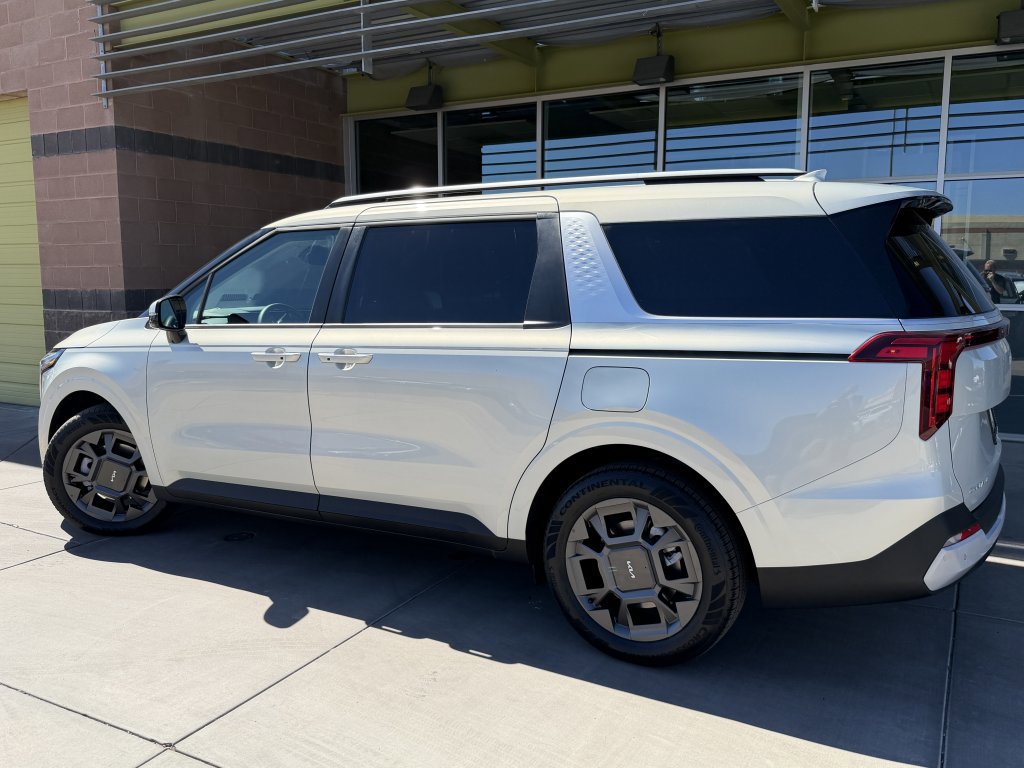 Used 2025 Kia Carnival EX image 5