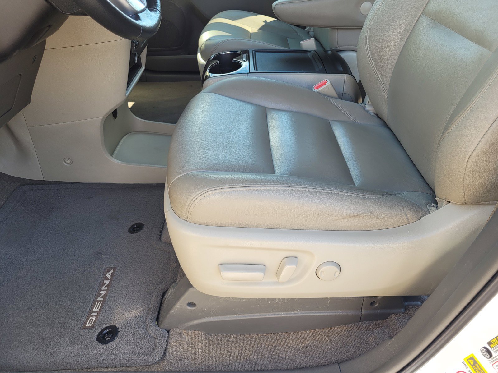 Used 2015 Toyota Sienna XLE w/ XLE Navigation Package FWD image 22