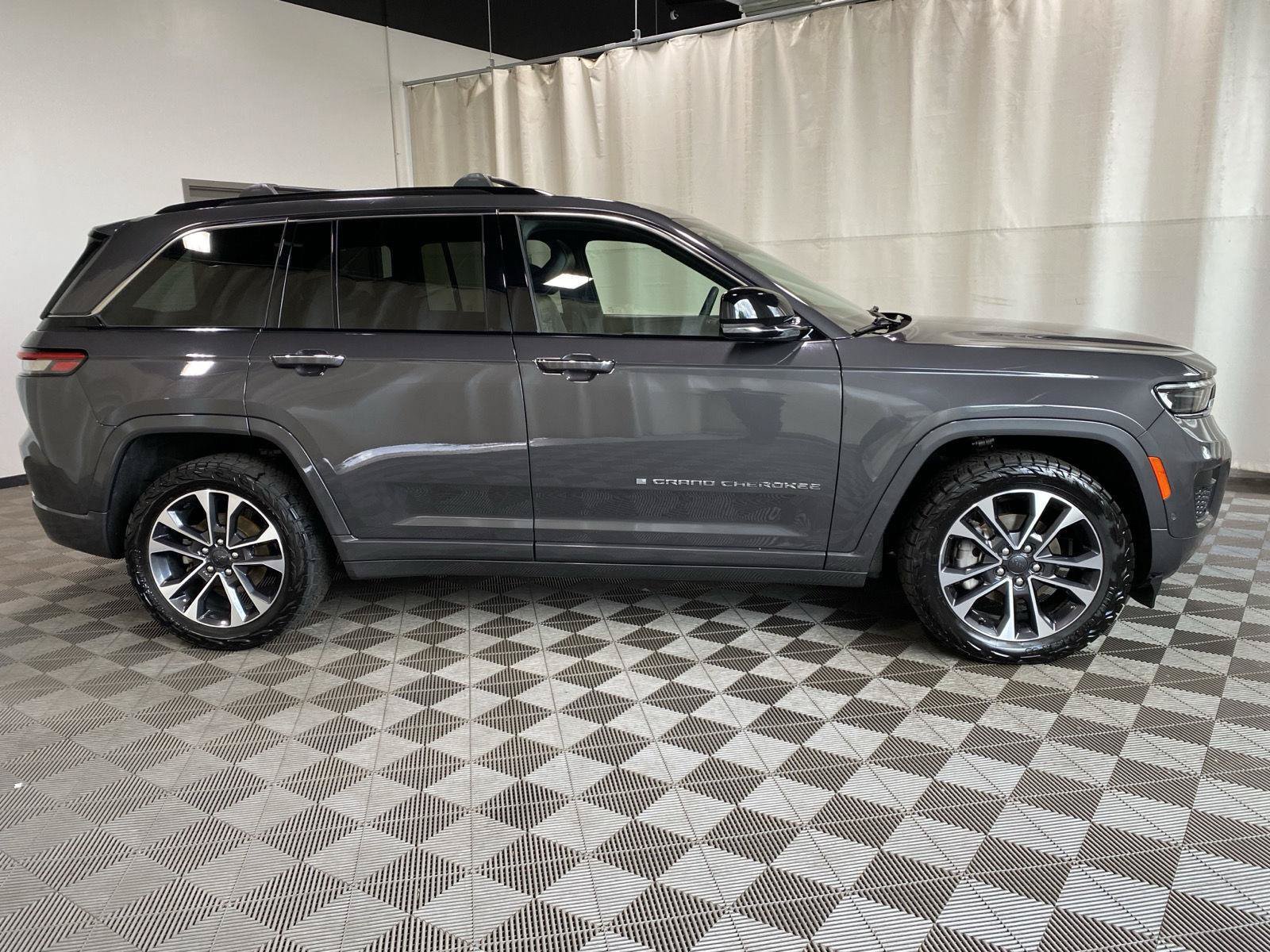 Used 2024 Jeep Grand Cherokee Overland w/ Luxury Tech Group IV AWD/4WD image 15