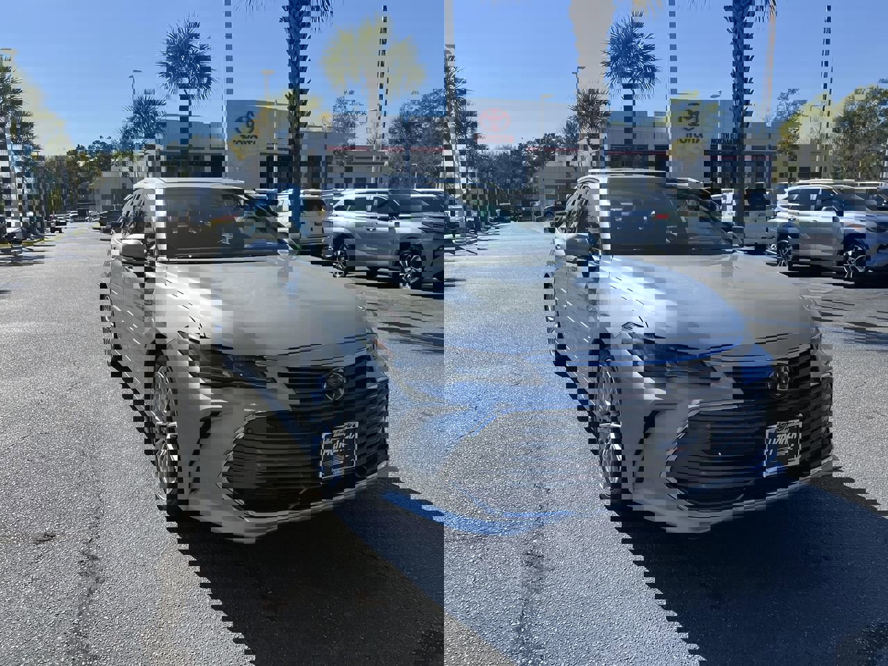 Used 2021 Toyota Avalon Limited w/ Advanced Safety Package image 2