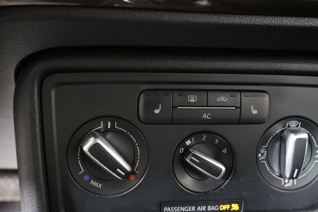 Used 2012 Volkswagen Beetle 2.5 FWD image 27
