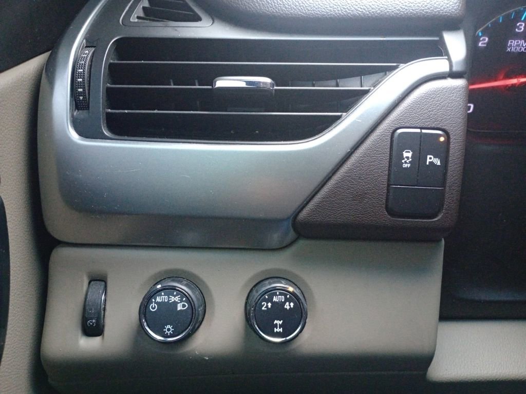 Used 2015 Chevrolet Suburban LS image 25