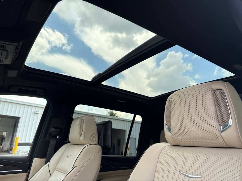 Certified 2021 Cadillac Escalade ESV Premium Luxury AWD/4WD image 17