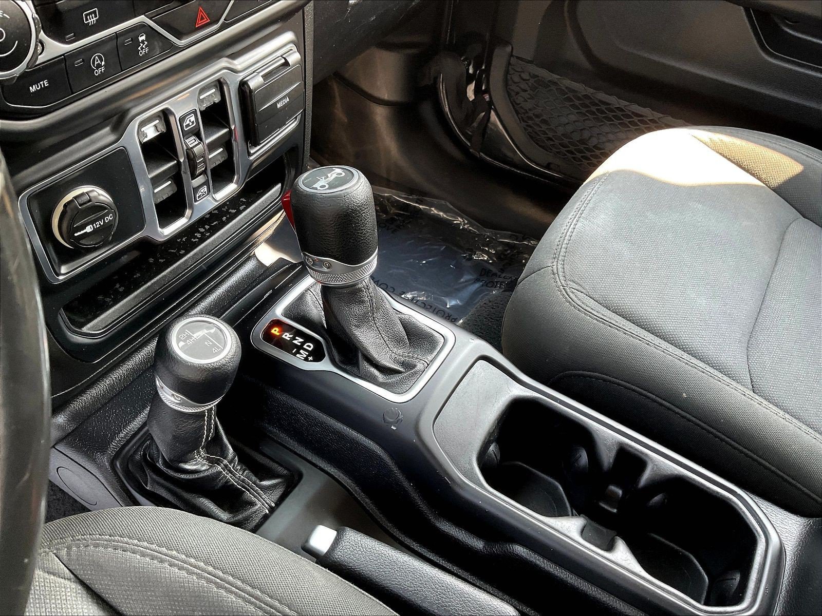 Used 2019 Jeep Wrangler Unlimited Sahara AWD/4WD image 17