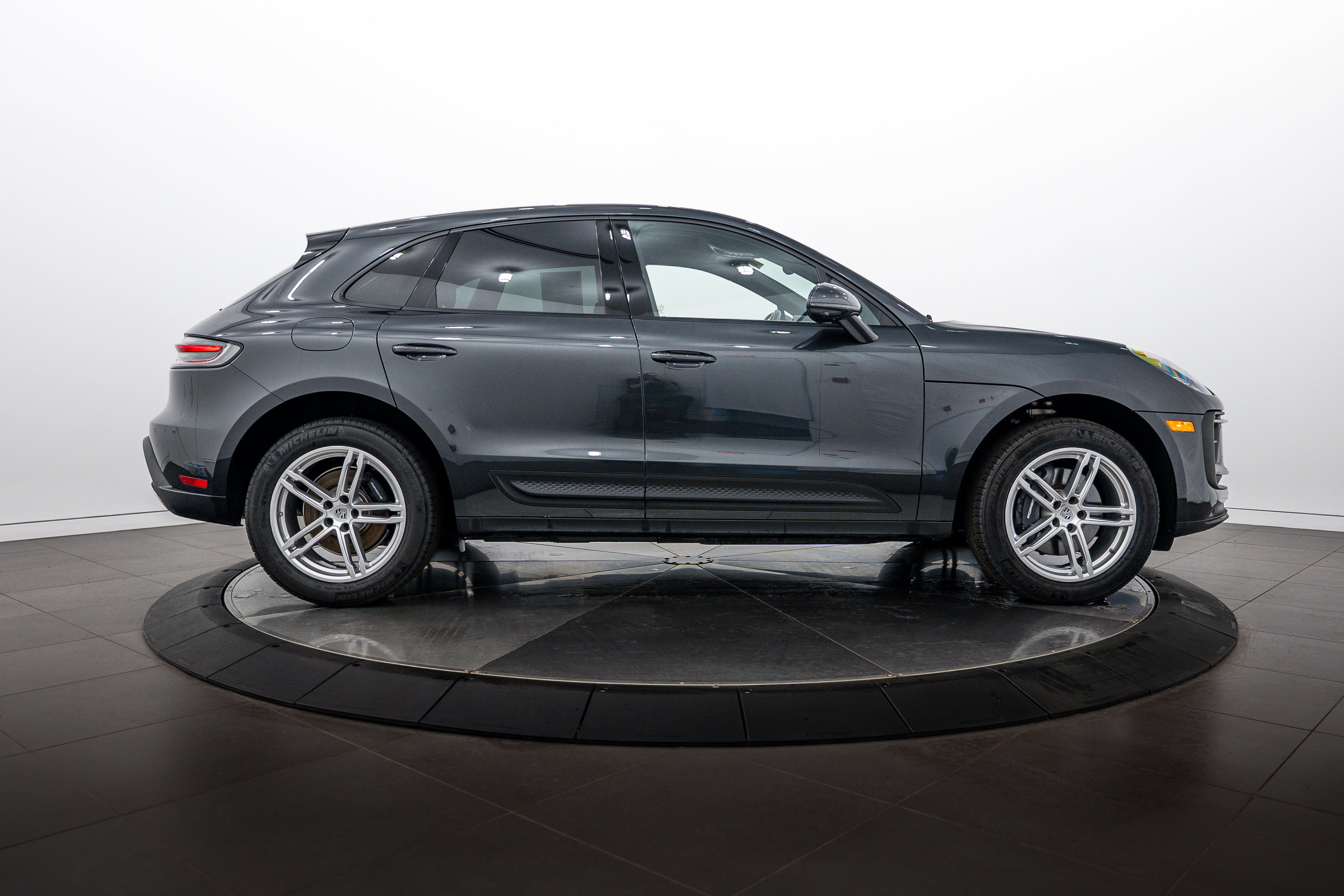 Certified 2026 Porsche Macan AWD/4WD image 8