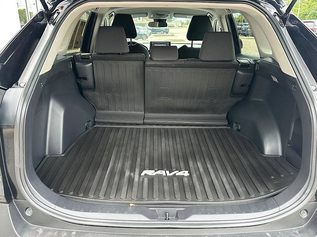 Used 2021 Toyota RAV4 LE AWD/4WD image 10