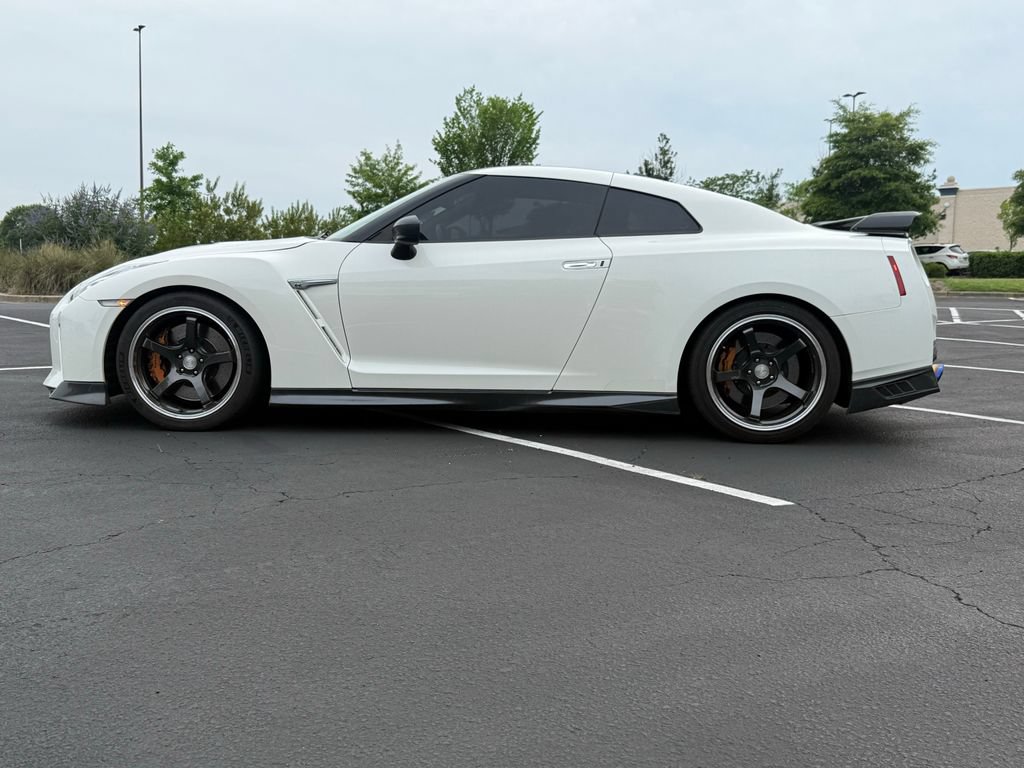 Used 2017 Nissan GT-R Premium w/ Premium Interior Package AWD/4WD image 12
