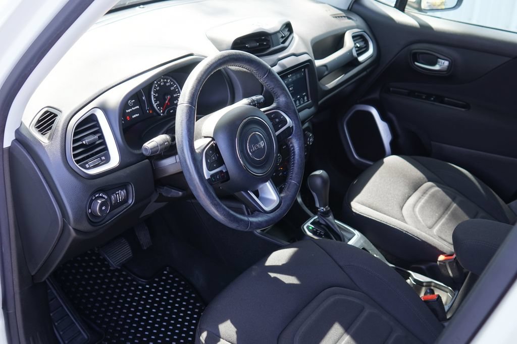 Used 2019 Jeep Renegade Latitude w/ Cold Weather Group FWD image 12