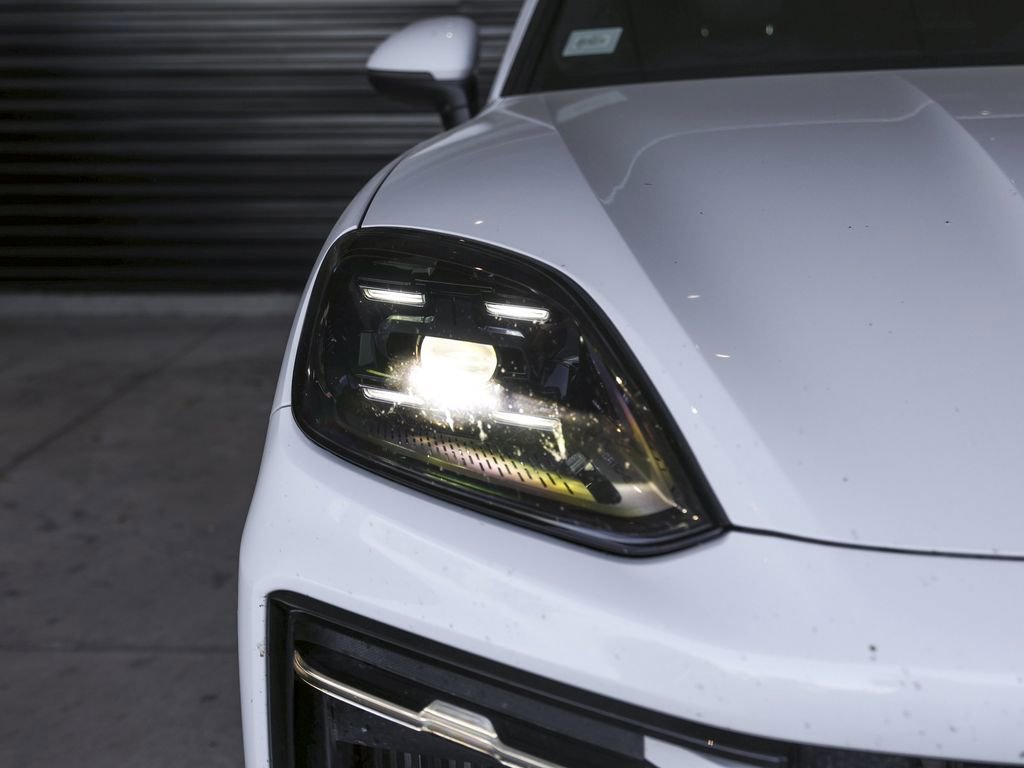 Certified 2024 Porsche Cayenne AWD/4WD image 11