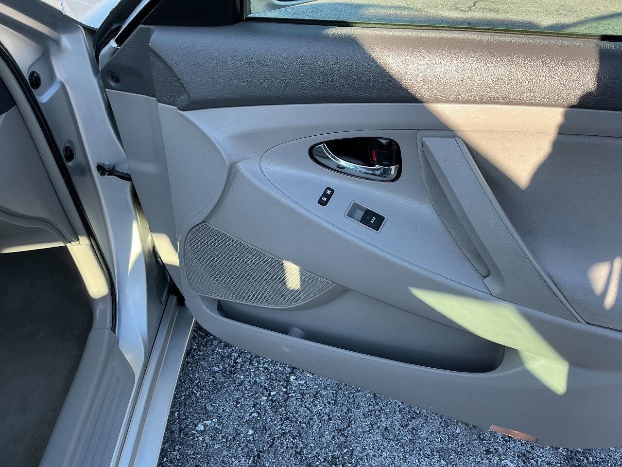 Used 2011 Toyota Camry LE FWD image 23