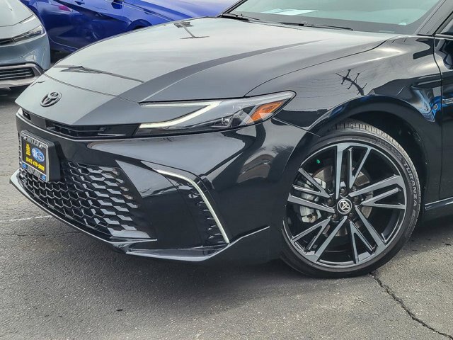 Used 2025 Toyota Camry XSE FWD image 3
