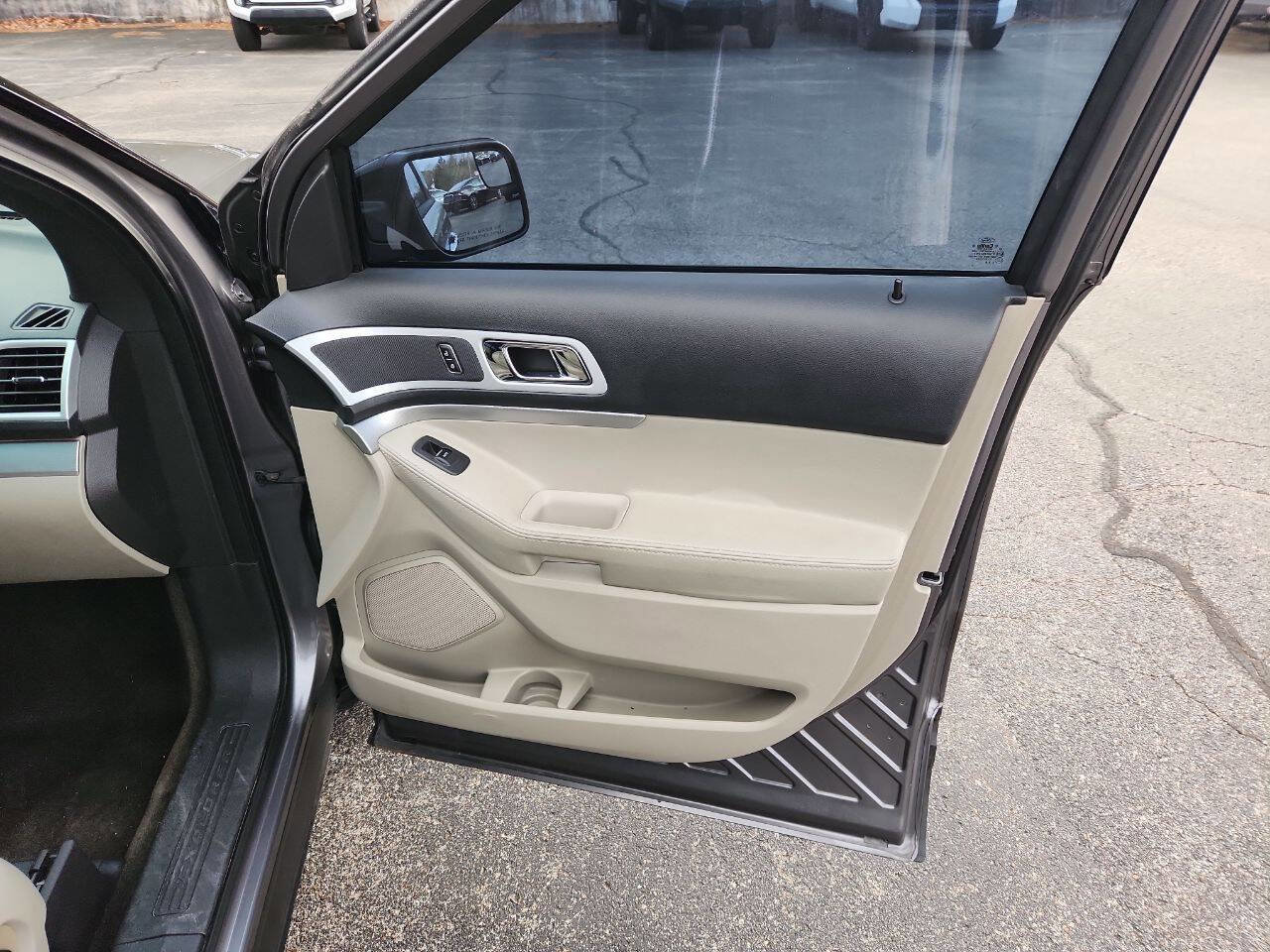 Used 2014 Ford Explorer XLT w/ Equipment Group 202A image 24