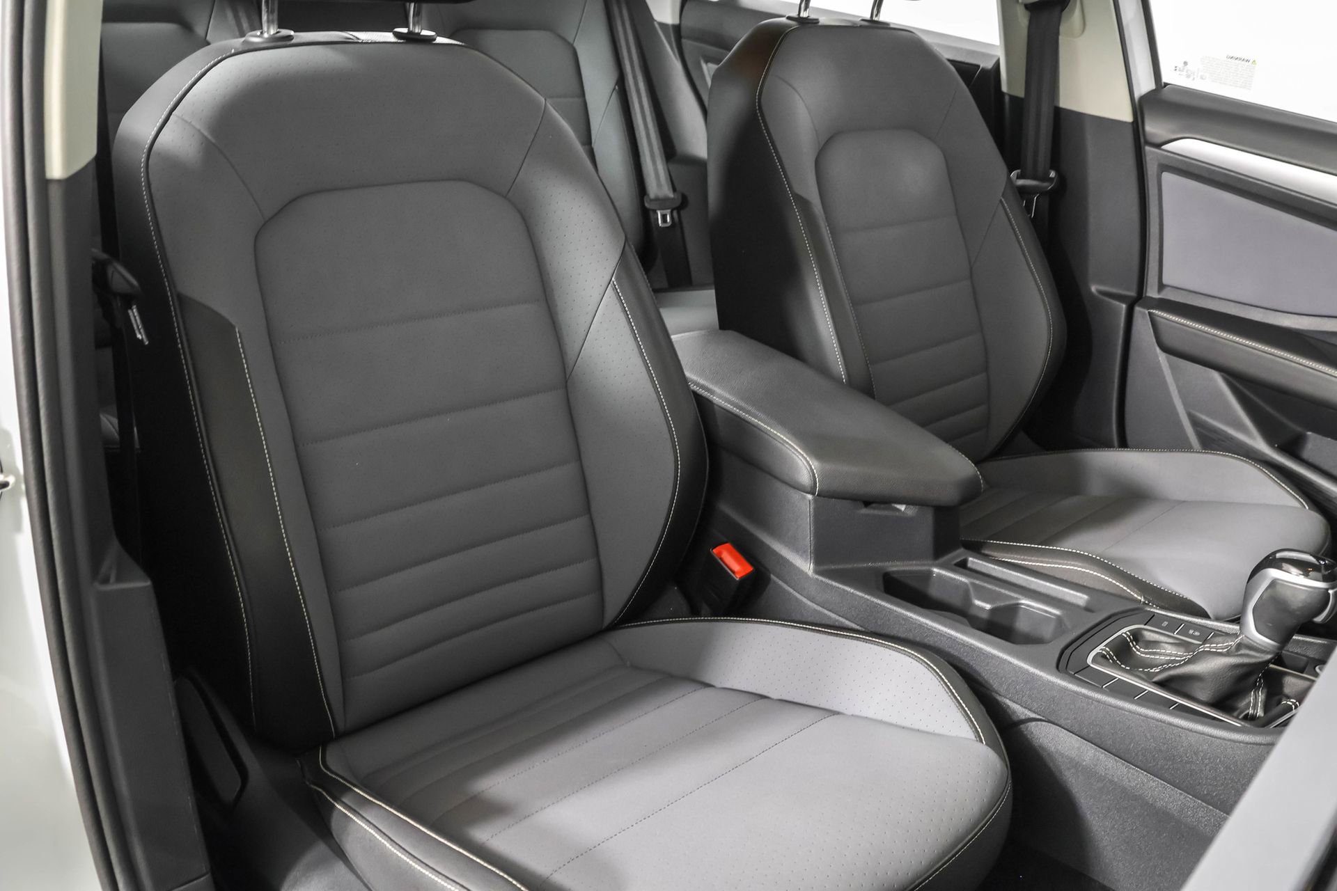 Used 2025 Volkswagen Jetta SE image 44