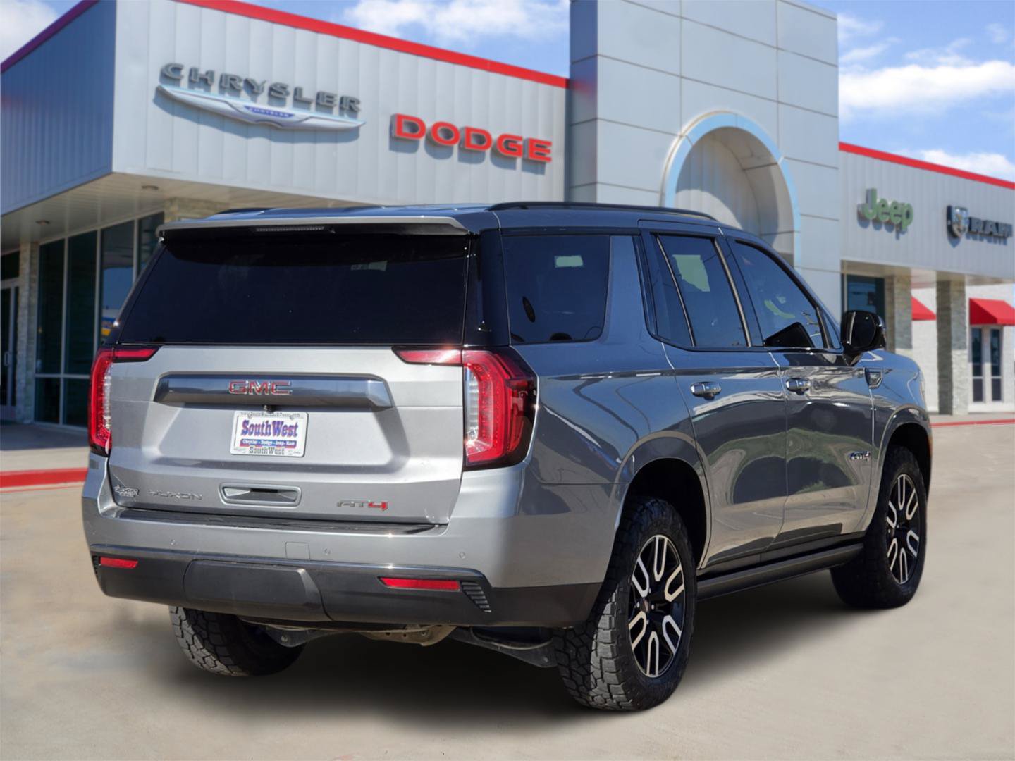 Used 2024 GMC Yukon AT4 AWD/4WD image 5