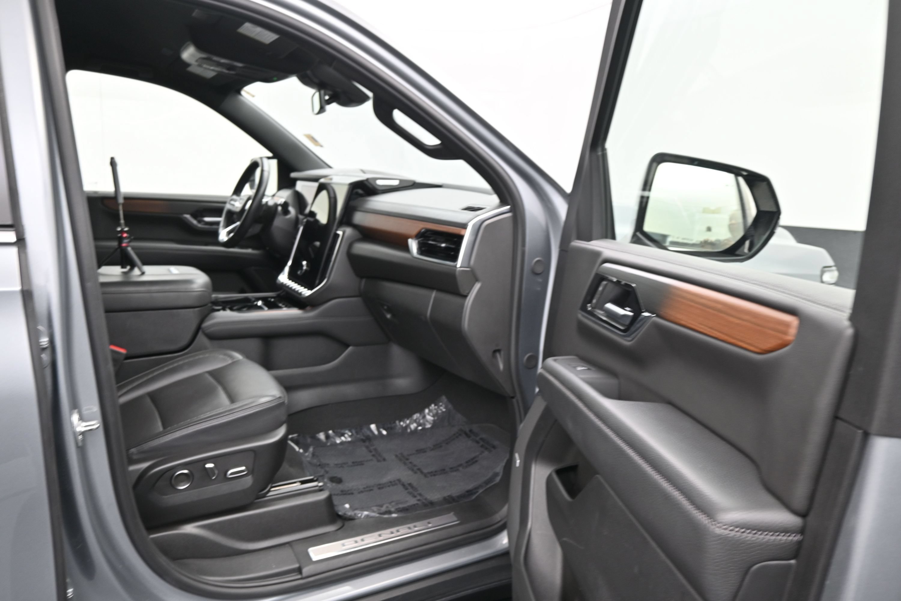 Used 2025 GMC Yukon Denali RWD image 11