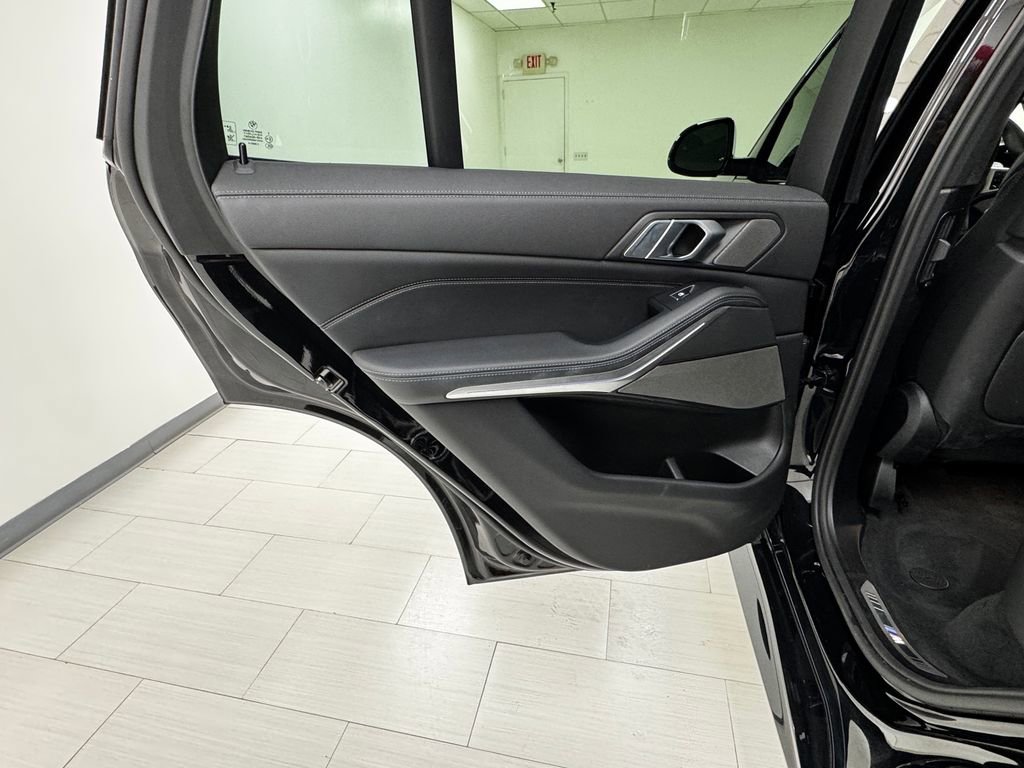 Used 2021 BMW X5 M50i image 10