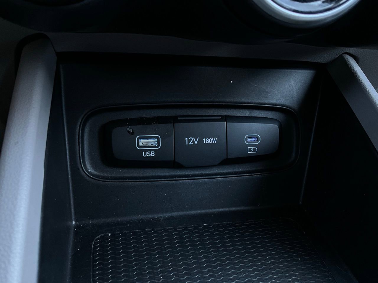 Used 2025 Hyundai Venue SEL image 25