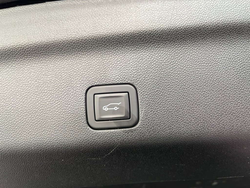 Used 2025 Chevrolet Suburban Premier image 9