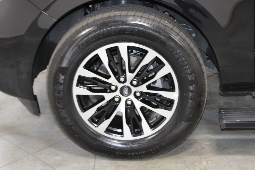 Used 2025 Ford Expedition Platinum image 21