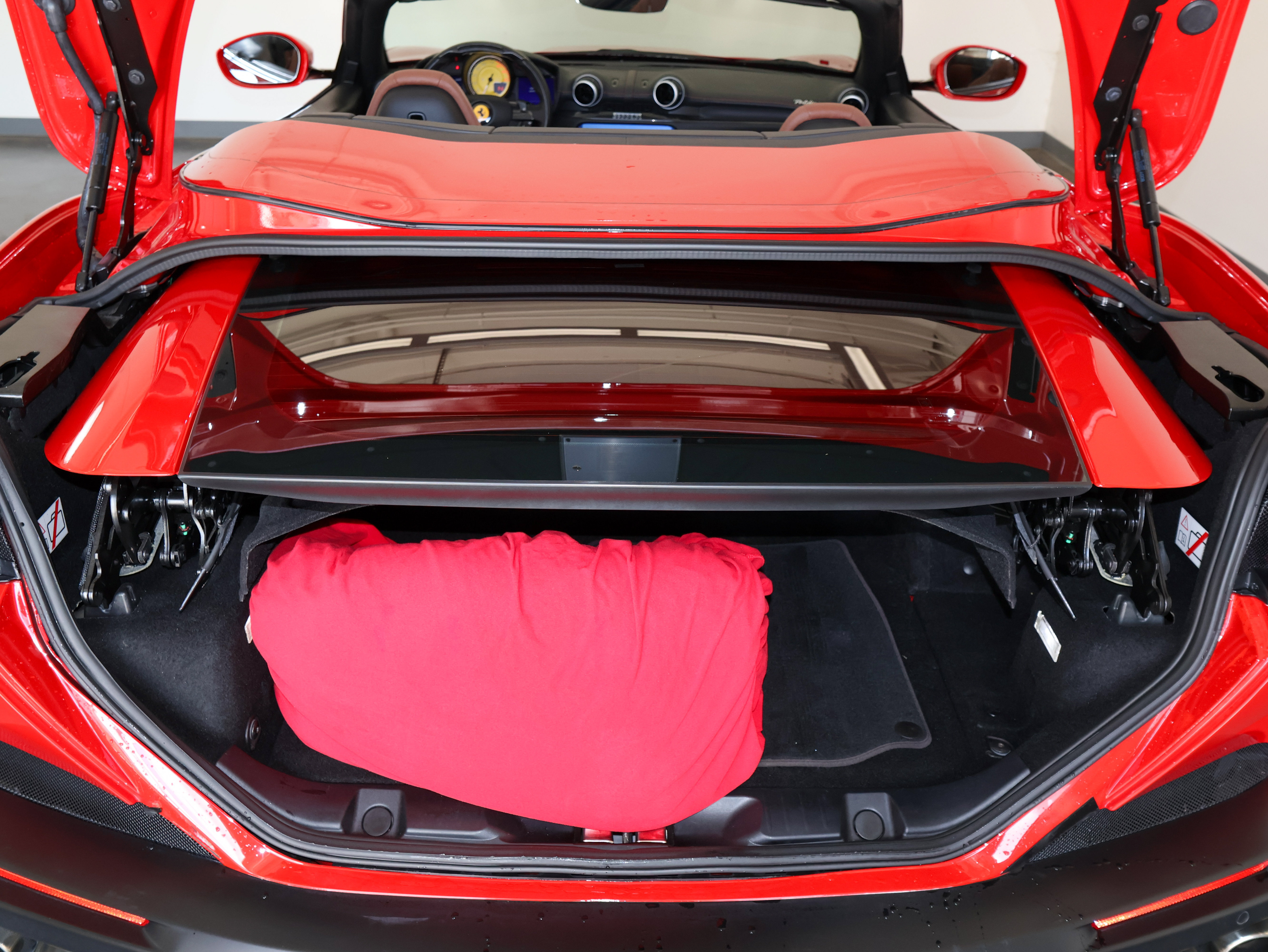 Used 2019 Ferrari Portofino RWD image 12
